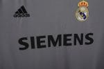 Camiseta retro Real Madrid 2005/06 tercera equipación gris con sponsor Siemens. — foto 8