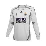 Camiseta retro Real Madrid 2006/07 primera equipación manga larga — vista frontal en maniquí