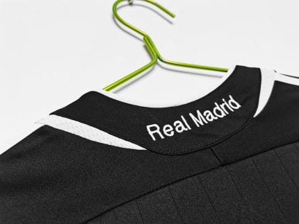 Camiseta retro Real Madrid 2006/07 tercera equipación negra con detalles blancos y patrocinador BenQ Siemens. — foto 2