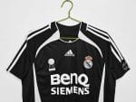 Camiseta retro Real Madrid 2006/07 tercera equipación negra con detalles blancos y patrocinador BenQ Siemens. — foto 11