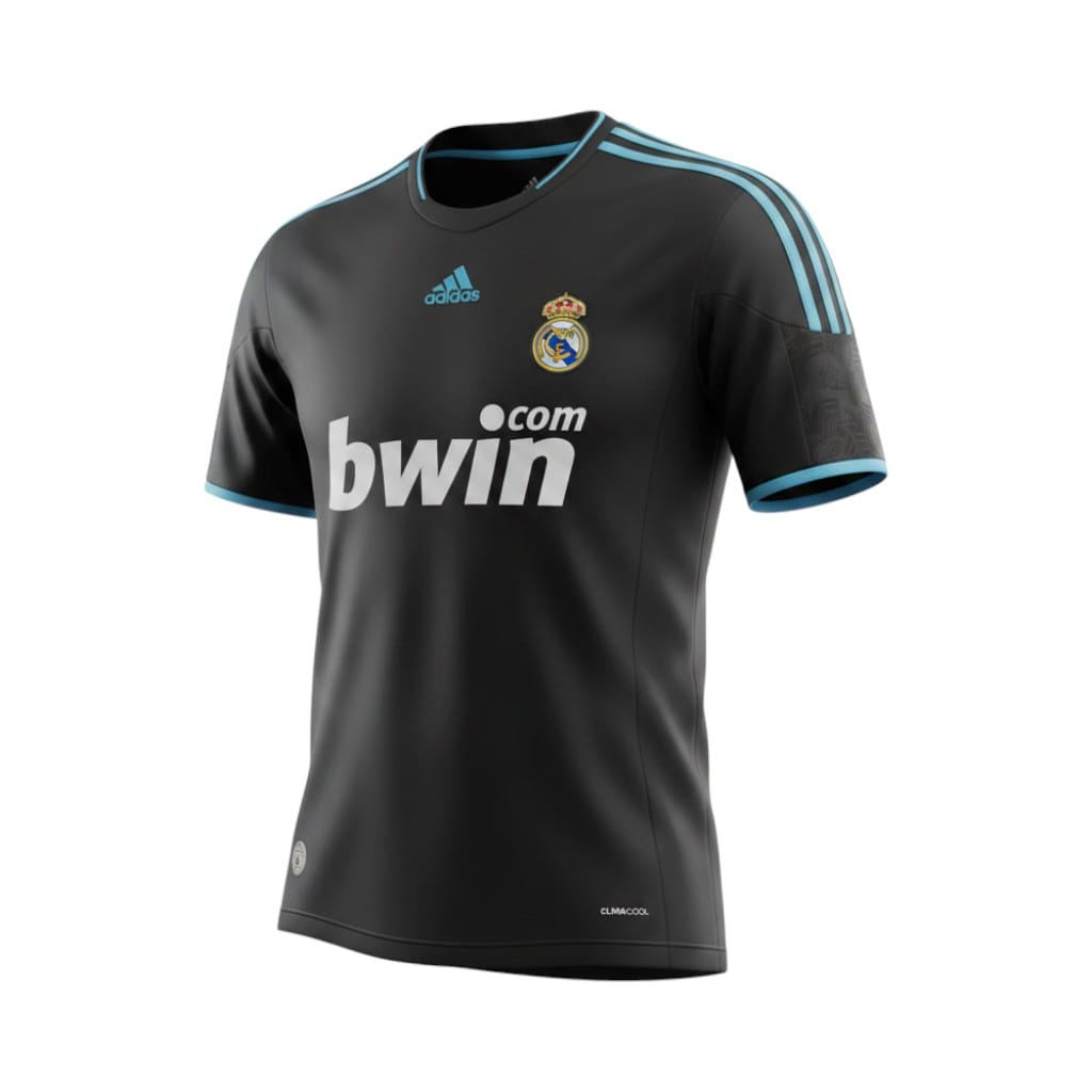 camiseta-retro-real-madrid-2009-10-segunda-equipacion-01 Camiseta retro Real Madrid 2009/10 segunda equipación negra y celeste — vista frontal en maniquí