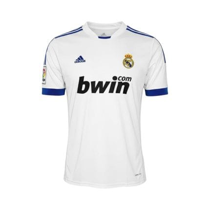 Camiseta retro Real Madrid 2010/11, primera equipación blanca con detalles azules. — vista frontal en maniquí