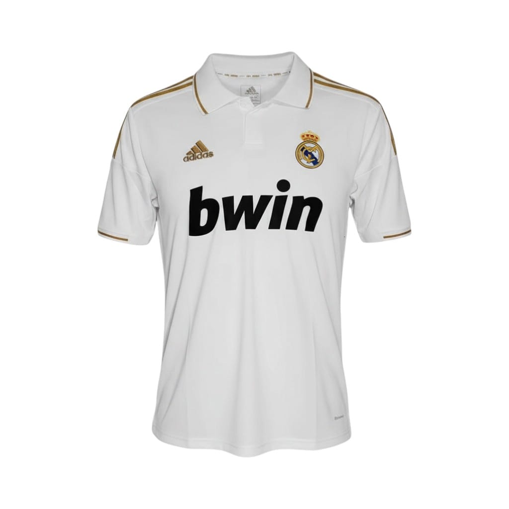 camiseta-retro-real-madrid-2011-12-primera-equipacion-01 Camiseta retro Real Madrid 2011/12 Primera Equipación — vista frontal en maniquí