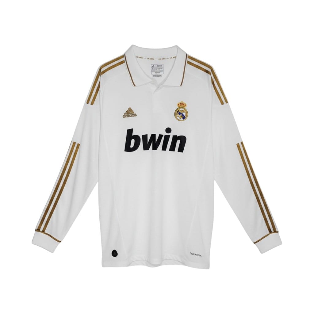 camiseta-retro-real-madrid-2011-12-primera-equipacion-manga-larga-01 Camiseta retro Real Madrid 2011/12 primera equipación manga larga — vista frontal en maniquí