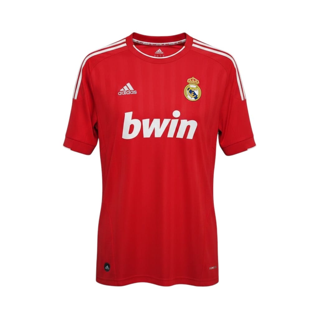 camiseta-retro-real-madrid-2011-12-tercera-equipacion-01 Camiseta retro Real Madrid 2011/12 tercera equipación roja — vista frontal en maniquí