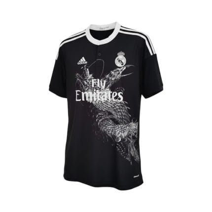Camiseta retro Real Madrid 2014/15 tercera equipación negra con diseño de dragón. — vista frontal en maniquí