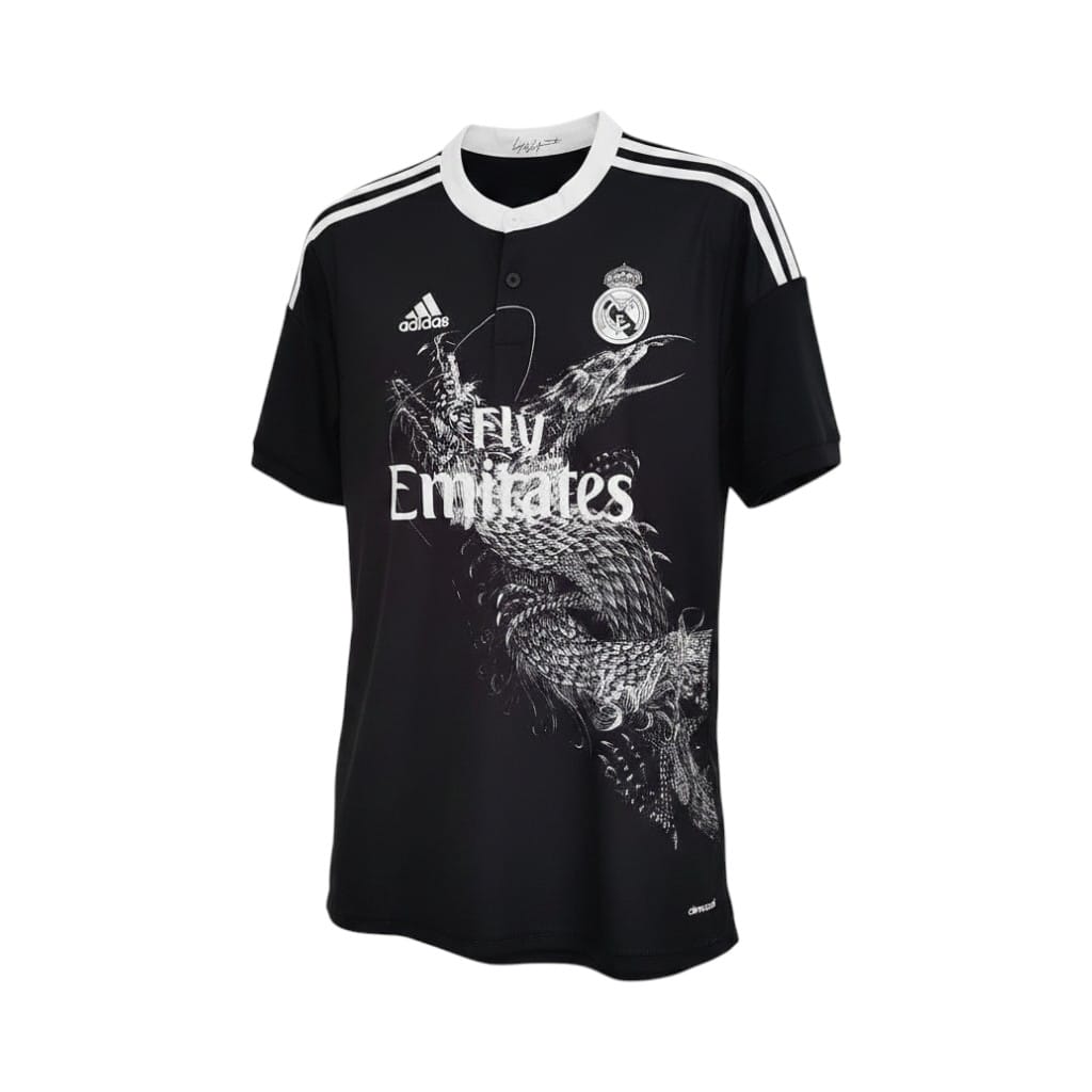 camiseta-retro-real-madrid-2014-15-tercera-equipacion-01 Camiseta retro Real Madrid 2014/15 tercera equipación negra con diseño de dragón. — vista frontal en maniquí