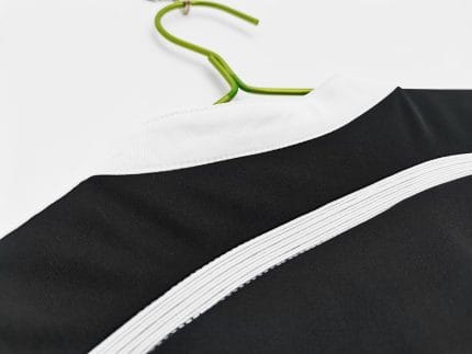 Camiseta retro Real Madrid 2014/15 tercera equipación negra con diseño de dragón. — foto 2