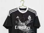 Camiseta retro Real Madrid 2014/15 tercera equipación negra con diseño de dragón. — foto 3