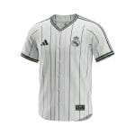 Camiseta estilo béisbol del Real Madrid, diseño blanco con rayas y detalles en negro y verde lima, con el escudo del club. — vista frontal en maniquí