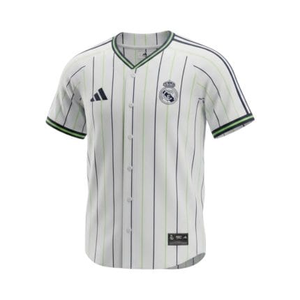 Camiseta estilo béisbol del Real Madrid, diseño blanco con rayas y detalles en negro y verde lima, con el escudo del club. — vista frontal en maniquí