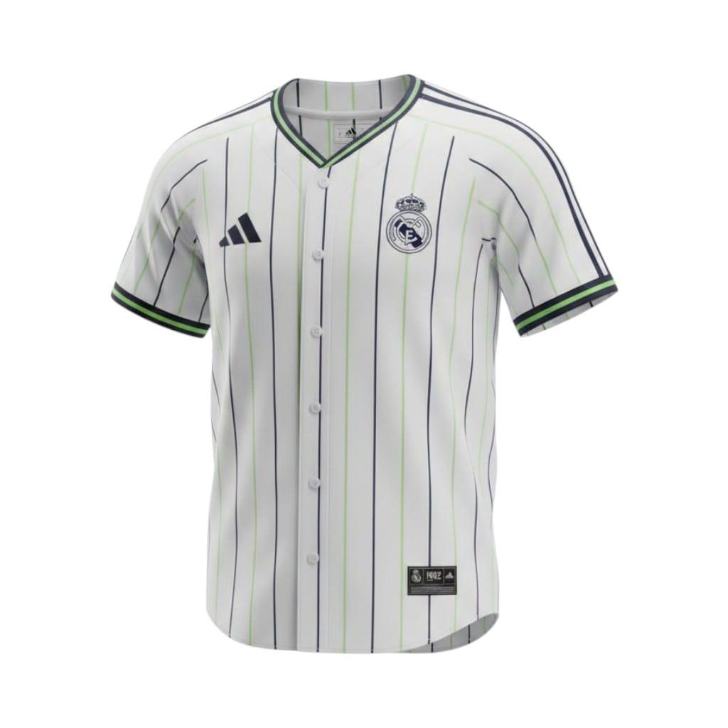 camiseta-retro-real-madrid-2025-01 Camiseta estilo béisbol del Real Madrid, diseño blanco con rayas y detalles en negro y verde lima, con el escudo del club. — vista frontal en maniquí