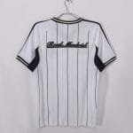 Camiseta estilo béisbol del Real Madrid, diseño blanco con rayas y detalles en negro y verde lima, con el escudo del club. — foto 4