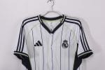 Camiseta estilo béisbol del Real Madrid, diseño blanco con rayas y detalles en negro y verde lima, con el escudo del club. — foto 7