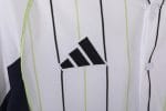 Camiseta estilo béisbol del Real Madrid, diseño blanco con rayas y detalles en negro y verde lima, con el escudo del club. — foto 10