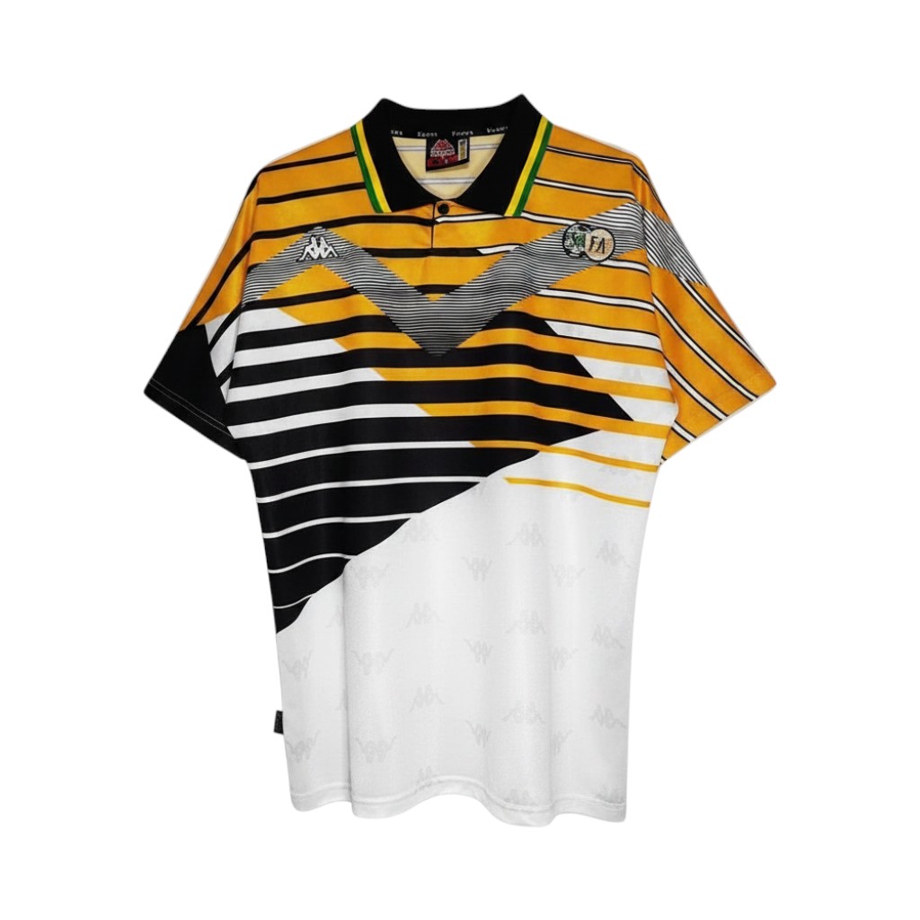 camiseta-retro-sudafrica-1994-primera-equipacion-01 Camiseta retro de fútbol de Sudáfrica, primera equipación de la temporada 1994, marca Kappa, diseño amarillo, negro y blanco. — vista frontal en maniquí
