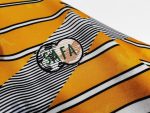 Camiseta retro de fútbol de Sudáfrica, primera equipación de la temporada 1994, marca Kappa, diseño amarillo, negro y blanco. — foto 6