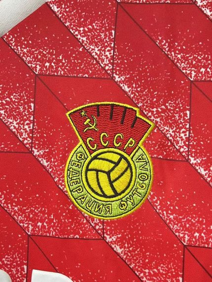 Camiseta retro URSS 1988-1989 Primera Equipación roja con patrón geométrico y logo Adidas. — foto 2