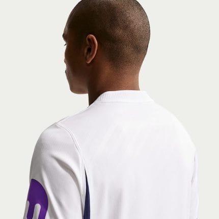 Camiseta de la primera equipación del Tottenham Hotspur para la temporada 2026/27, versión de adulto, vista frontal.