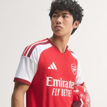 Camiseta oficial del Arsenal FC temporada 26/27, primera equipación en versión jugador para adulto, vista frontal.