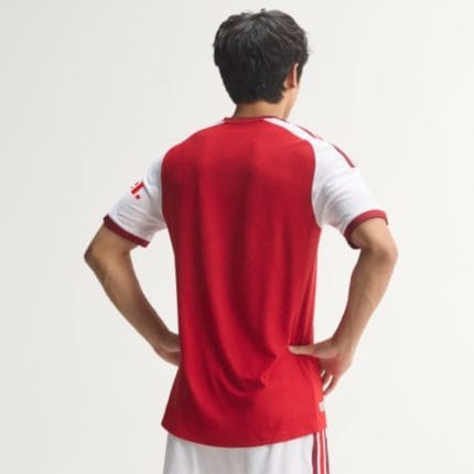 Camiseta oficial del Arsenal FC temporada 26/27, primera equipación en versión jugador para adulto, vista frontal.