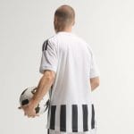 Camiseta versión jugador de la primera equipación de la Juventus para la temporada 26/27, modelo de adulto.
