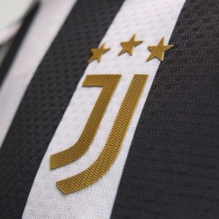 Camiseta versión jugador de la primera equipación de la Juventus para la temporada 26/27, modelo de adulto.