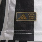 Camiseta versión jugador de la primera equipación de la Juventus para la temporada 26/27, modelo de adulto.