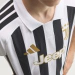 Camiseta versión jugador de la primera equipación de la Juventus para la temporada 26/27, modelo de adulto.