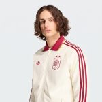 Chándal blanco de la selección de España con 2 estrellas para el Mundial 2026. Conjunto de chaqueta y pantalón oficiales.
