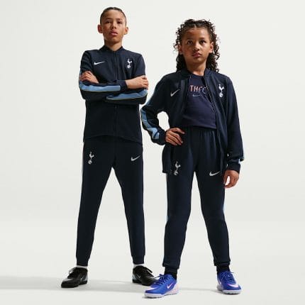 Imagen del chándal oficial para niño del Tottenham Hotspur, temporada 26/27. Conjunto de la primera equipación para los fans más jóvenes.