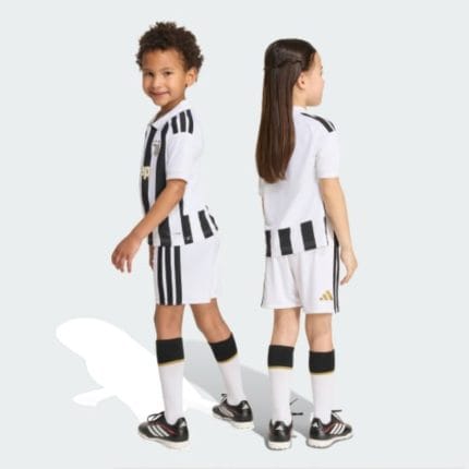 Conjunto primera equipación de fútbol del Juventus para niños, temporada 26/27. Incluye camiseta y pantalón corto.