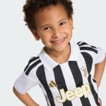 Conjunto primera equipación de fútbol del Juventus para niños, temporada 26/27. Incluye camiseta y pantalón corto.