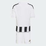 Conjunto primera equipación de fútbol del Juventus para niños, temporada 26/27. Incluye camiseta y pantalón corto.