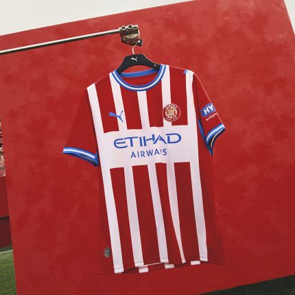 Primera equipación oficial del Girona FC para niños, temporada 2026/27. Incluye camiseta y pantalón rojiblancos.