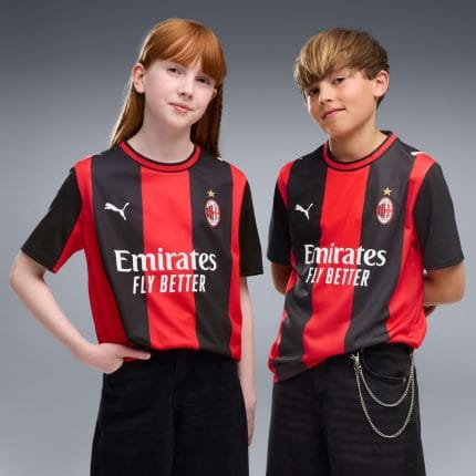Primera equipación oficial para niño del AC Milan temporada 26/27. Conjunto de camiseta y pantalón de fútbol para los más pequeños.
