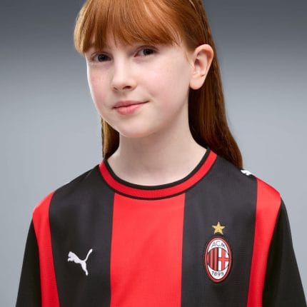 Primera equipación oficial para niño del AC Milan temporada 26/27. Conjunto de camiseta y pantalón de fútbol para los más pequeños.