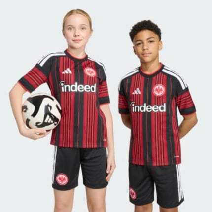 Equipación completa de niño del Eintracht Frankfurt para la temporada 26/27. Vista frontal de la primera equipación oficial.
