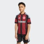 Equipación completa de niño del Eintracht Frankfurt para la temporada 26/27. Vista frontal de la primera equipación oficial.