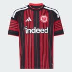 Equipación completa de niño del Eintracht Frankfurt para la temporada 26/27. Vista frontal de la primera equipación oficial.