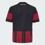 Equipación completa de niño del Eintracht Frankfurt para la temporada 26/27. Vista frontal de la primera equipación oficial.