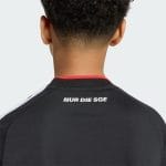 Equipación completa de niño del Eintracht Frankfurt para la temporada 26/27. Vista frontal de la primera equipación oficial.