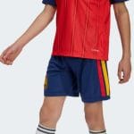 Equipación de fútbol para niño de España, primera equipación para la Final del Mundial 2026. Camiseta y pantalón rojos.