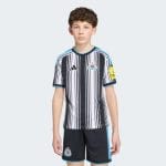 Primera equipación de niño del Newcastle United para la temporada 26/27. Camiseta y pantalón oficial para los jóvenes aficionados.