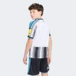 Primera equipación de niño del Newcastle United para la temporada 26/27. Camiseta y pantalón oficial para los jóvenes aficionados.