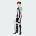 Primera equipación de niño del Newcastle United para la temporada 26/27. Camiseta y pantalón oficial para los jóvenes aficionados.
