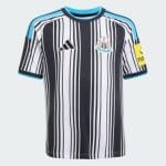 Primera equipación de niño del Newcastle United para la temporada 26/27. Camiseta y pantalón oficial para los jóvenes aficionados.