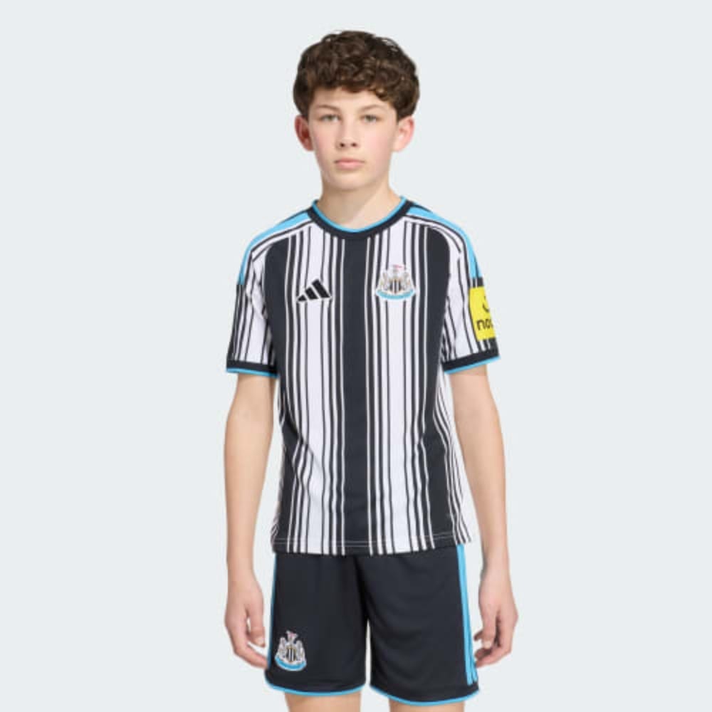 EQUIPACIÓN NIÑO NEWCASTLE UNITED 26/27 Primera equipación de niño del Newcastle United para la temporada 26/27. Camiseta y pantalón oficial para los jóvenes aficionados.