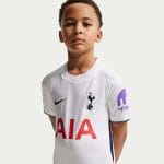 Equipación de niño del Tottenham Hotspur FC para la temporada 2026/27. Conjunto de la primera equipación con camiseta y pantalón.