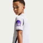 Equipación de niño del Tottenham Hotspur FC para la temporada 2026/27. Conjunto de la primera equipación con camiseta y pantalón.